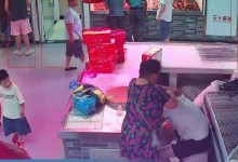 大妈误以为老板中暑 为其刮痧10分钟：又搞笑又暖心-融党建互动平台