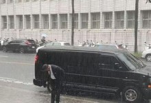 陈建州雨中鞠躬比赞 称要通过法律捍卫自身清白-融党建互动平台