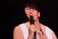 李荣浩演唱会讲话时嘴里进了只蚊子 调侃蚊子到嗓子了-融党建互动平台