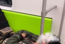 老外乘地铁躺座椅上装睡50分钟 “霸躺”座椅引热议-融党建互动平台