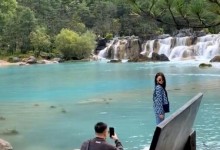 何捷蹲地为张馨予拍照 夫妻俩游云南被偶遇 恩爱甜蜜-融党建互动平台