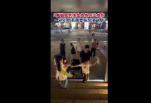 脑瘫男孩爬楼梯围观孩子齐喊加油 网友：这位妈妈真的好棒-融党建互动平台