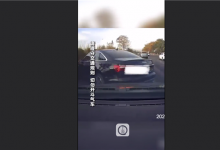 奥迪轿车恶意别车被撞进绿化带 网友吐槽：应重罚-融党建互动平台