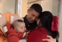 妻子把儿子包成花束去迎接退伍丈夫 网友：无价之宝-融党建互动平台