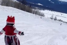 4岁女孩穿汉服滑雪如御剑飞行 网友：又萌又飒-融党建互动平台