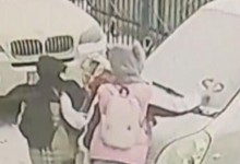 女孩雪后为车主擦去不雅留言 网友：细节就看出人品-融党建互动平台