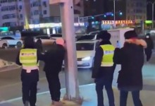 小伙舔灯杆冻住舌头 警察倒热水解救 网友：我也试过-融党建互动平台