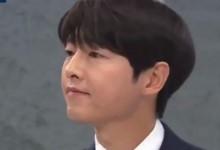 宋仲基和妻子带儿子散步 一家三口温馨有爱-融党建互动平台