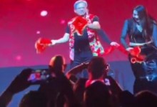 英伟达CEO黄仁勋来华在年会穿花袄舞手绢 跳起扭秧歌-融党建互动平台