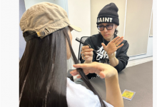 周星驰体验离子烫 看背影还以为是个清纯美少女-融党建互动平台