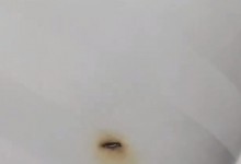 男子未拔充电器将枕头烧出洞 网友：危险-融党建互动平台