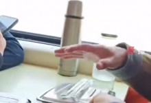 大叔坐火车只吃一根萝卜 小伙请吃饭：看到他就想到父亲-融党建互动平台