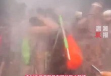 情侣在泼水节上亲吻遭众人“围攻” 男生将女友紧紧护住-融党建互动平台