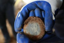 抗战烈士墓发现年轻女子照片 深埋82年仍触动人心-融党建互动平台