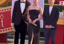 胡歌帮高圆圆整理裙摆 推着游本昌走红毯-融党建互动平台