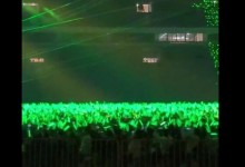 凤凰传奇演唱会有如军训现场 荧光棒动作整齐划一-融党建互动平台