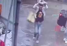 爸爸将5个月宝宝举过头顶当伞 网友：父爱犹如山体滑坡-融党建互动平台