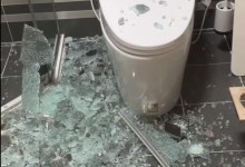 女生洗澡时浴屏爆裂缝合20多针 全身扎满玻璃成一个血人-融党建互动平台