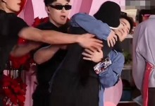 张大大被狂热粉强吻 旁边两个壮汉根本拦不住-融党建互动平台