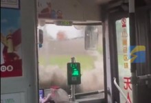 哈尔滨暴雨公交车变“公交船” 当事人：这不是司机 是船长-融党建互动平台