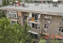 大风中西安一40年老楼两户阳台坠落 居民担心危房睡觉不安心-融党建互动平台