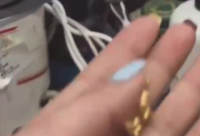 小女孩拿自家金饰去卖老板直接扣下 老板：懂事后你会感谢我-融党建互动平台