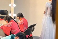 佟丽娅穿着仙女裙 在演出后台给孩子报听写-融党建互动平台